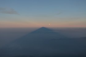 雲海に広がる影富士と満月