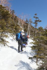 横岳へ向けて登山中