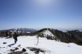 北横岳から赤岳方向を見る