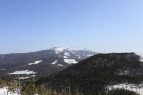 縞枯山・茶臼山展望台へ向かう稜線からの眺望