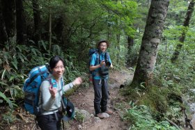 談笑しながら登山中