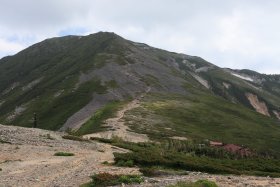 横通岳方面から常念岳を望む