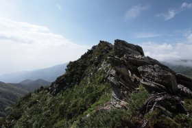 岩稜と青空