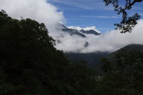 雲に包まれ行く周りの山々