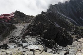 槍ヶ岳山頂から見下ろす槍ヶ岳山荘