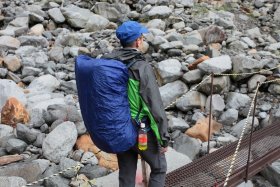 白出沢の仮設橋を渡る 2