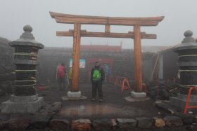 頂上浅間大社で記念撮影