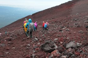 赤岩八号館を目指して下山