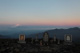 塔ノ岳山頂と富士山