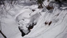 凍結する川面