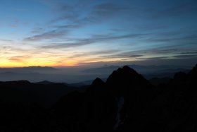 夜明け前の雲海に浮かぶ富士山