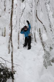 雪の斜面を下山