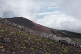 低くなる宝永山