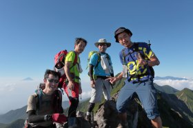 赤岳と富士山をバックに