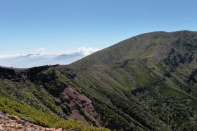 硫黄岳山荘と赤岳へ続く稜線