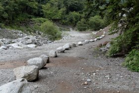石による案内表示