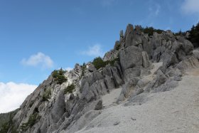 青空と白い花崗岩と樹々の緑