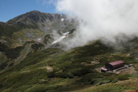 雲に隠れる剱沢