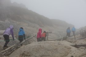 間もなく燕岳山頂