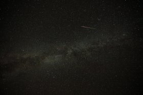 天の川に流れるペルセウス座流星群
