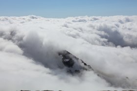 雲海に隠れる旭岳