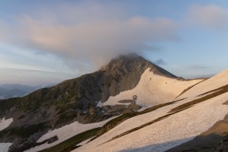 朝日に照らされる富士ノ折立