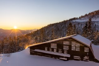 位ヶ原山荘と日の出