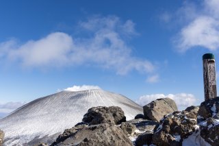 標識越しの浅間山