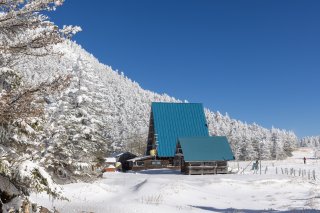 縞枯山荘と青空