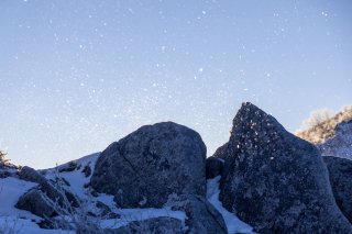 稜線に舞う雪