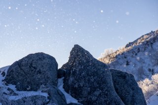 稜線に舞う雪