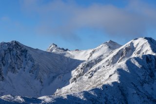 宝剣岳と宝剣山荘、天狗荘、中岳