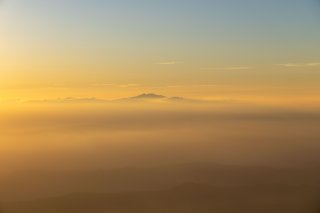 雲に浮かぶ白山