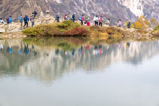 水面に映る山と登山者